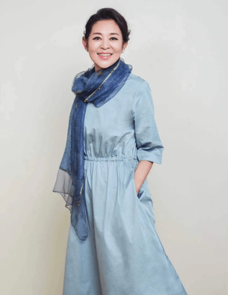 松紧|倪萍减重后变时髦，一袭亚麻灰裙配帆布包，慵懒姿态不输年轻人