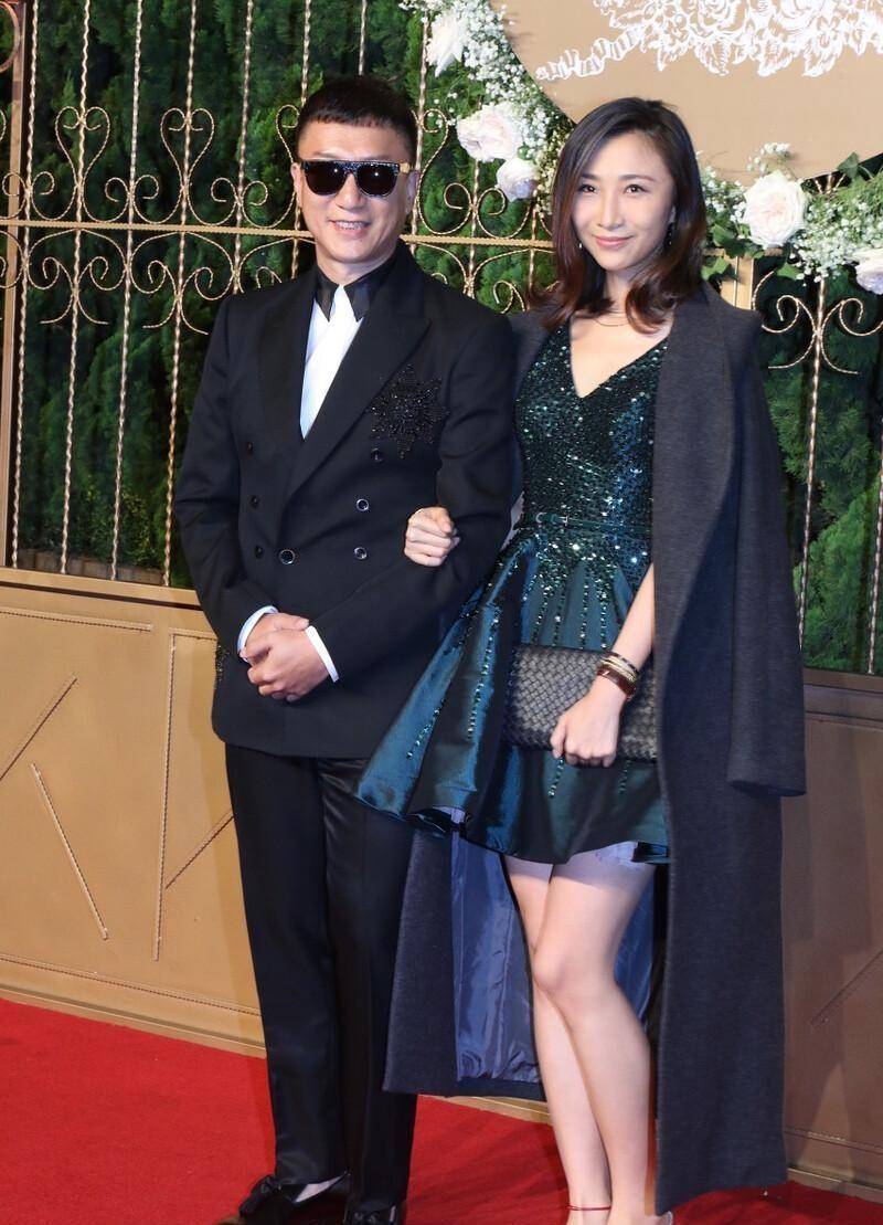 孙红雷的小15岁妻子有气质,戴金丝眼镜好斯文,同框那英也不输
