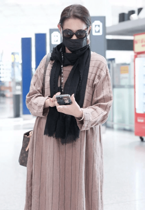 松紧|倪萍减重后变时髦，一袭亚麻灰裙配帆布包，慵懒姿态不输年轻人