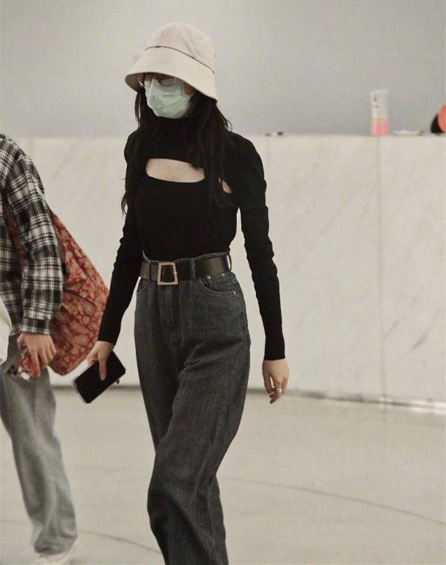 显得|周涛穿大红色花裙子,这审美太耐人寻味了,普通人驾驭不了