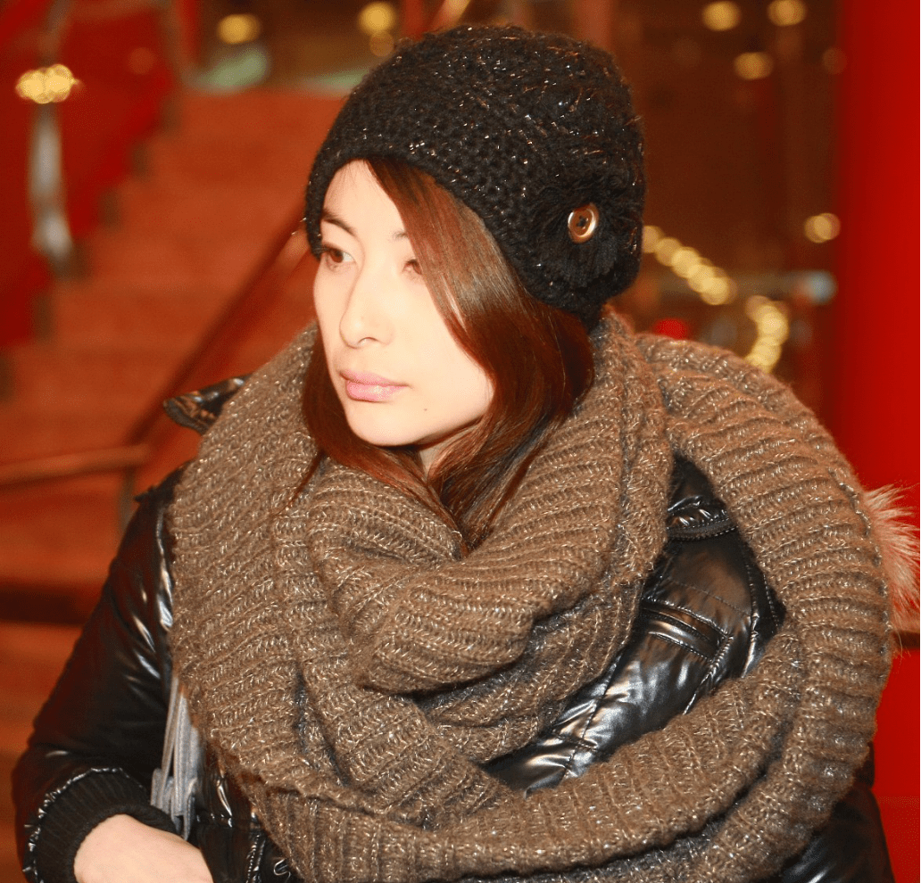 颜色|郭晶晶当了阔太也不摆谱,过夏穿普通羽绒服,裹着围巾更显亲切