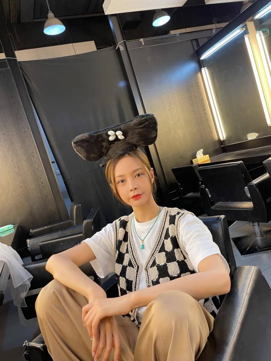 进行|沈梦辰真洋气，白T恤配棋盘格马甲简约随性，搭配休闲裤更显慵懒