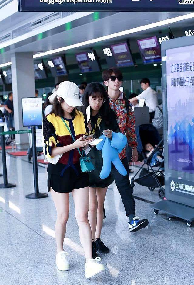 样子|贾静雯晒素颜照好嫩，但太不真实，现实生活中皮肤蜡黄脸下垂了！