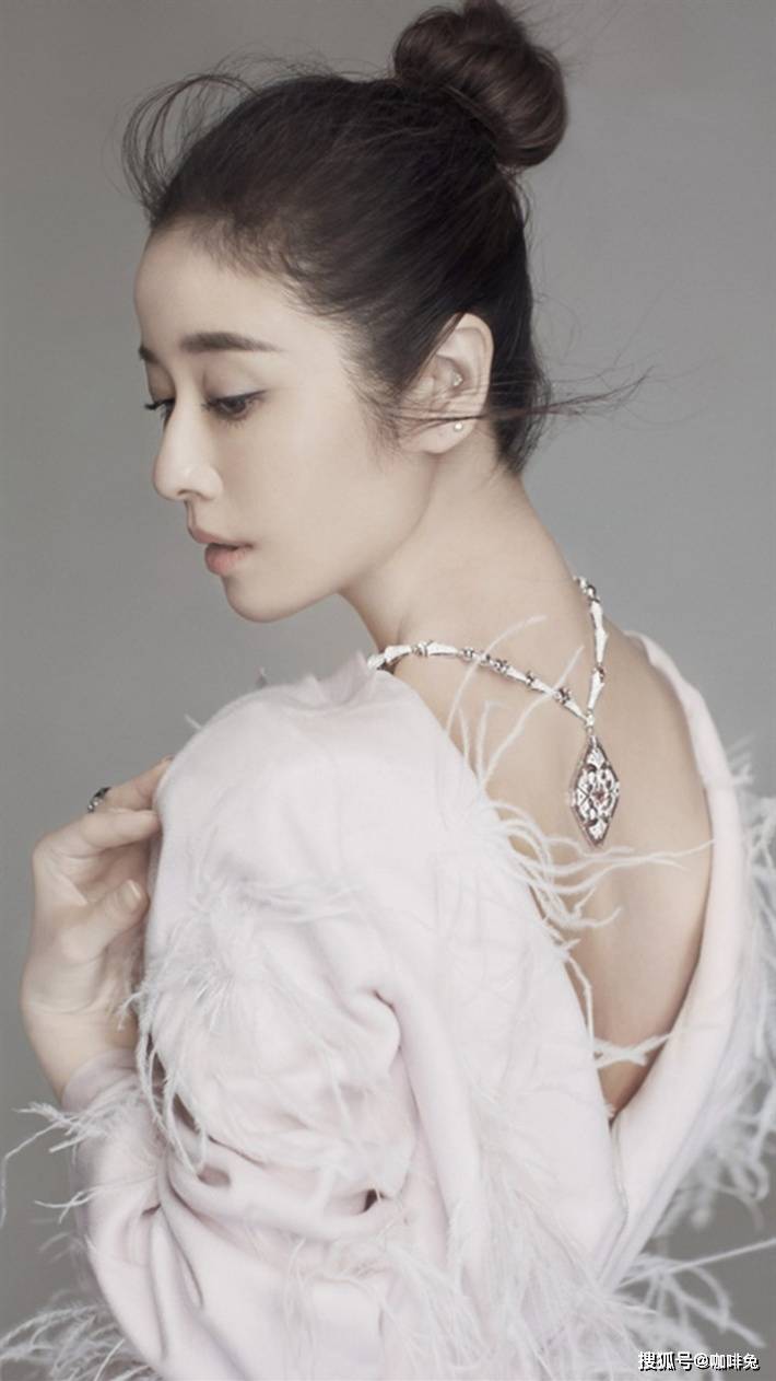 生活|老戏骨林心如的时尚大片，一身白色look优雅大气，魅力依旧