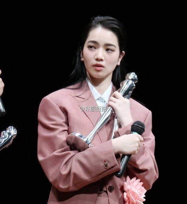 横滨|小松菜奈获电影节颁新人奖撞衫全智贤，过瘦身型穿大码时尚感输惨
