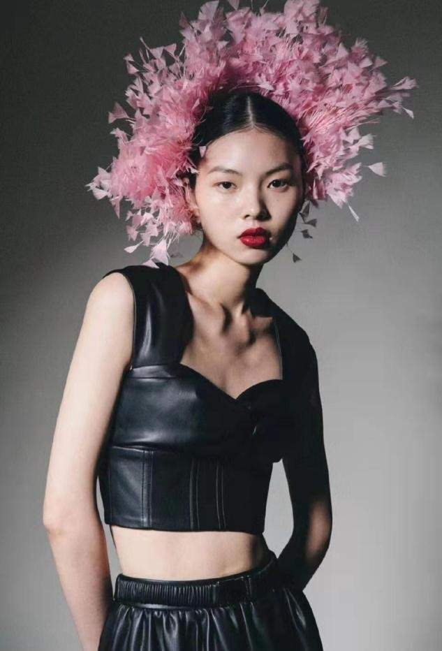 贺聪|贺聪带妹妹走秀，19岁妹妹同款丹凤眼似她翻版，五官柔和偏日系