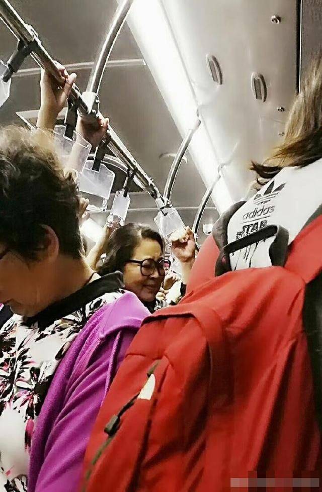 显得|在地铁偶遇倪萍，土黄色的皮肤干瘪而多皱，这就是真实的62岁