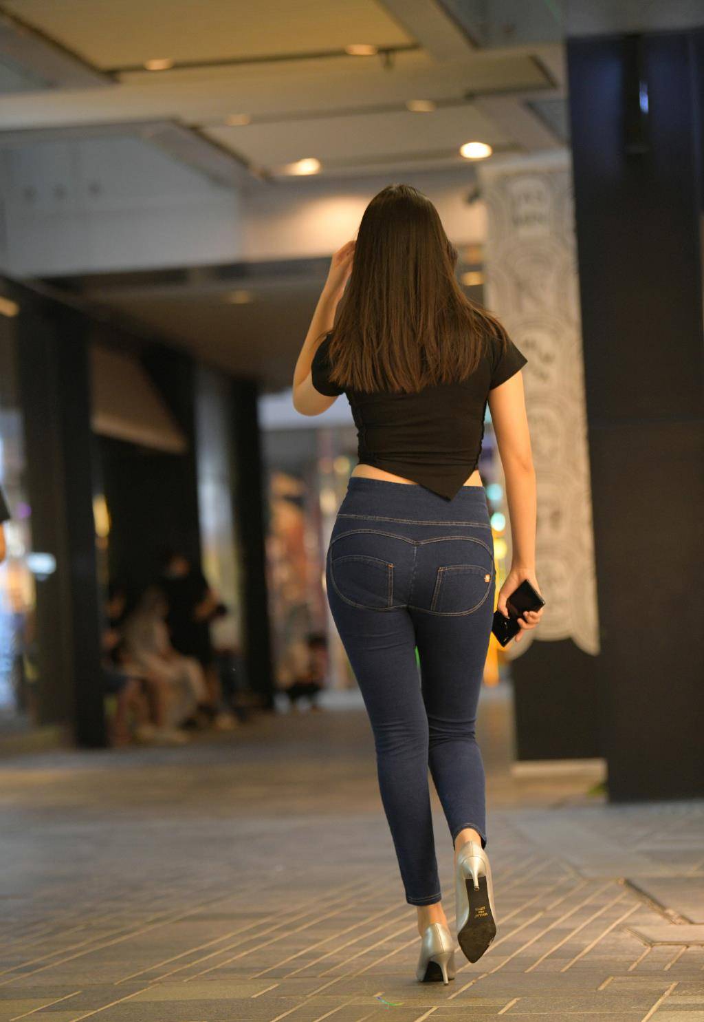 都能|夏日轻薄的无痕牛仔裤，穿出简洁修身的美，让穿搭变得简单又时髦