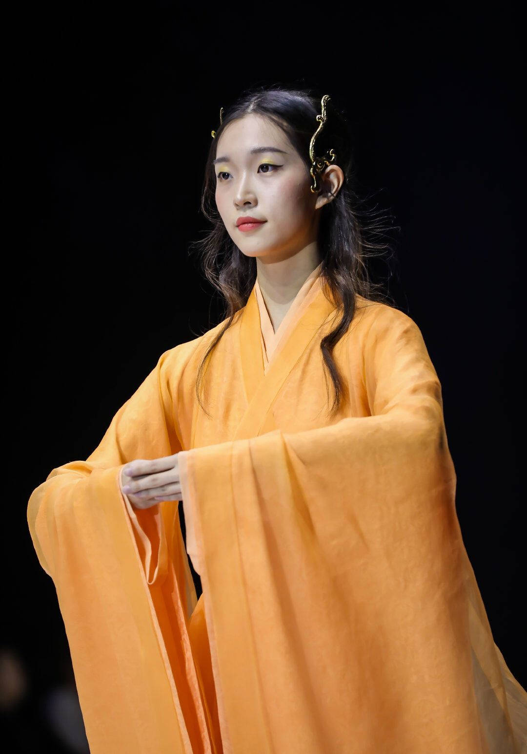 文化|巴黎时装不算什么，当中国汉服走上国际时装周，外国人都被惊艳了—素锦青衫