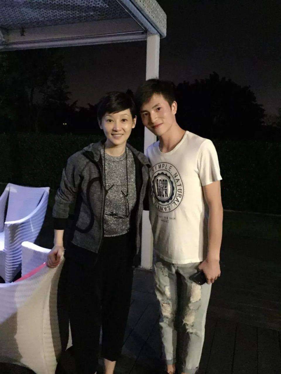 颜色|徐帆参加活动的现场照，脖颈满是皱纹，不修图就是真实的53岁！