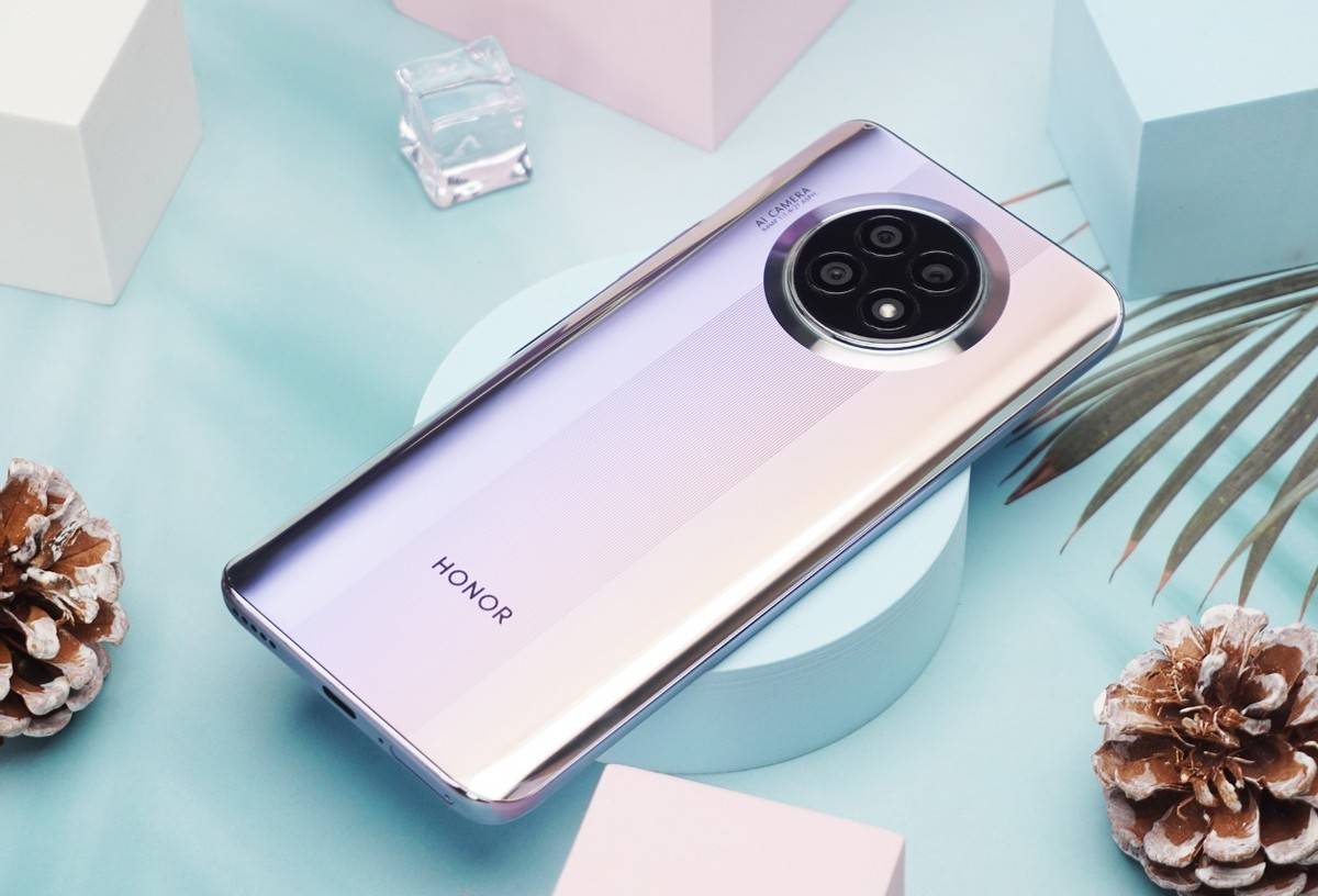 荣耀x20的后盖设计致敬了华为mate系列产品,大圆环加四筒的组合让
