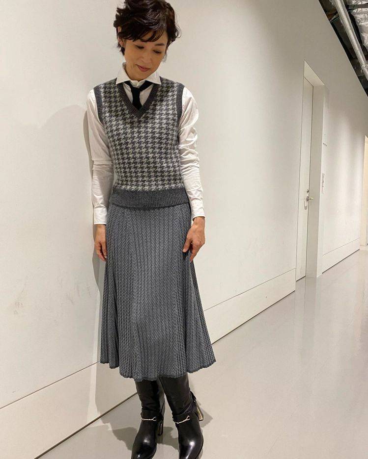 54岁铃木保奈美离婚后更美了,无性别穿搭有别以往