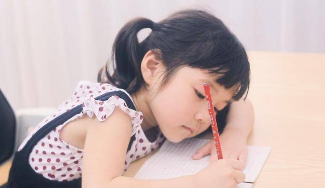 坏人|4岁女孩哭个不停，说被“面具”老爷爷欺负，裤子上还有血迹。