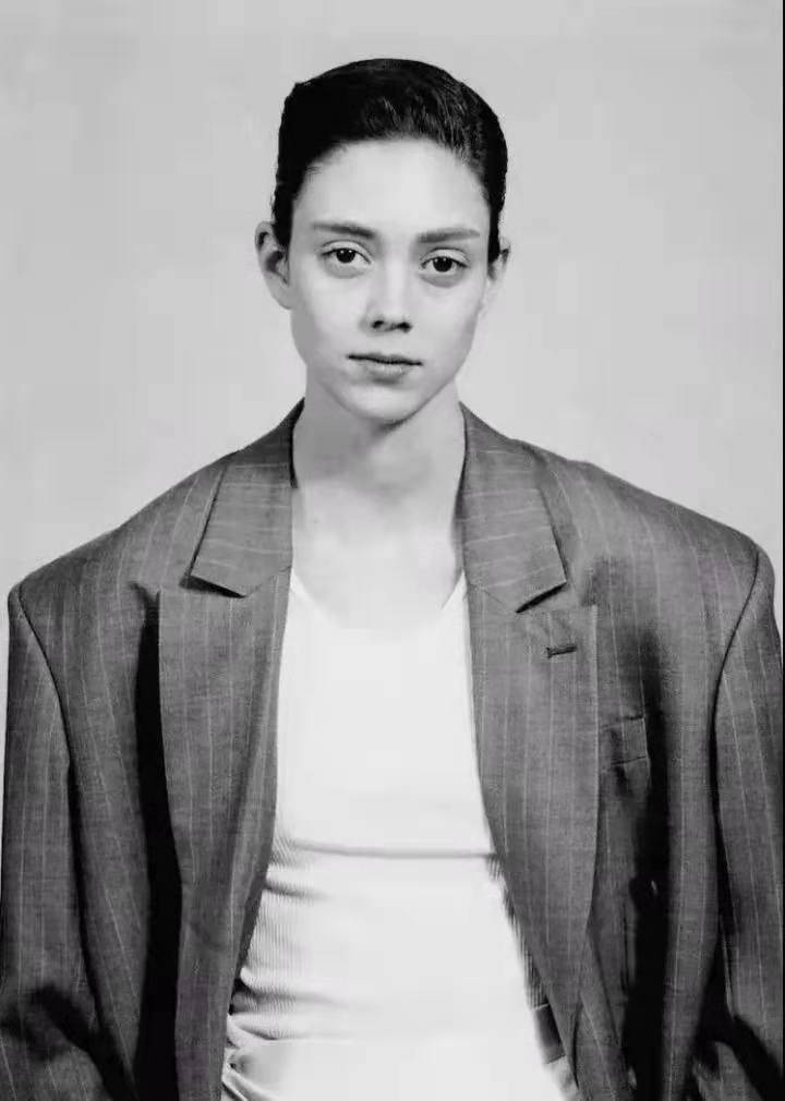 面孔|雀斑模特招热议？变性模特受追捧？到底是谁在为美划定界限？