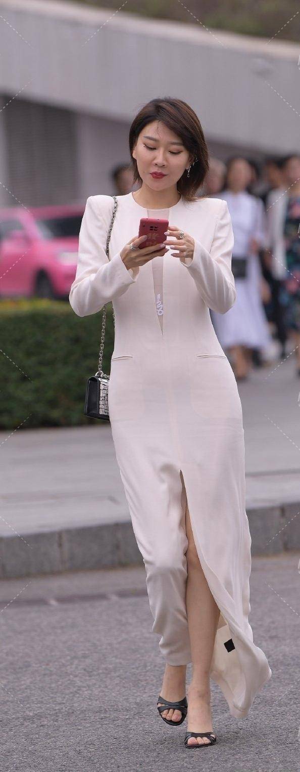 牛仔|纤细的打底裤是美女，合适裙子的女生很迷人