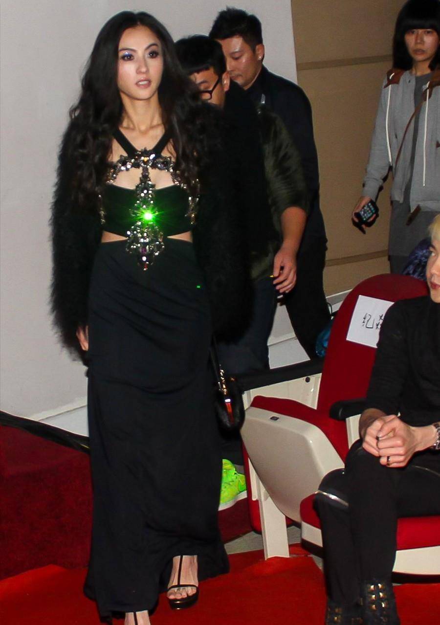 长条|张柏芝疯了吧？上半身用巴掌宽的长条遮，配浓厚烟熏妆差点认不出