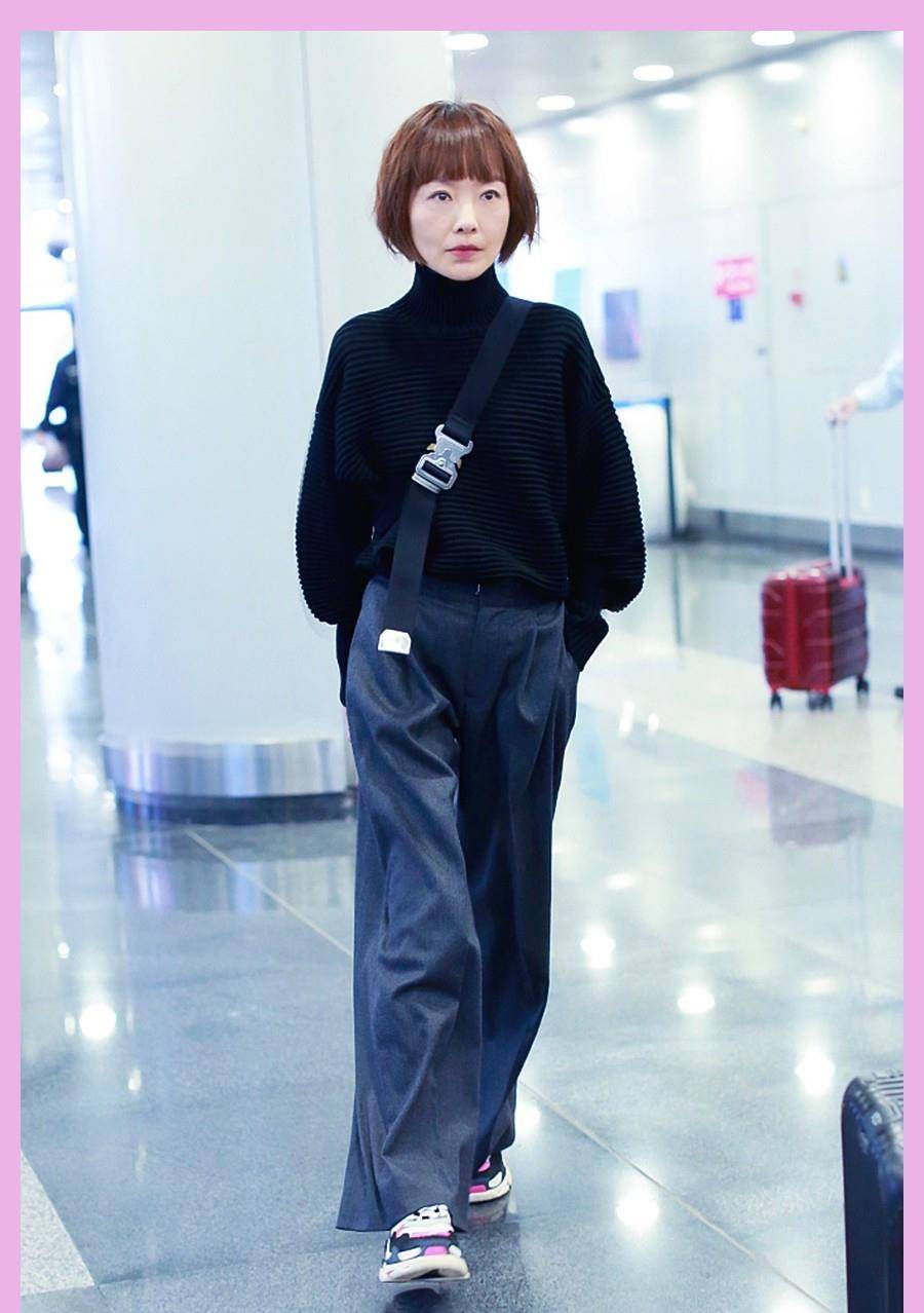 黑色|49岁鲁豫终于不再乱穿！高领毛衣搭西裤，法令纹很明显，看出老了