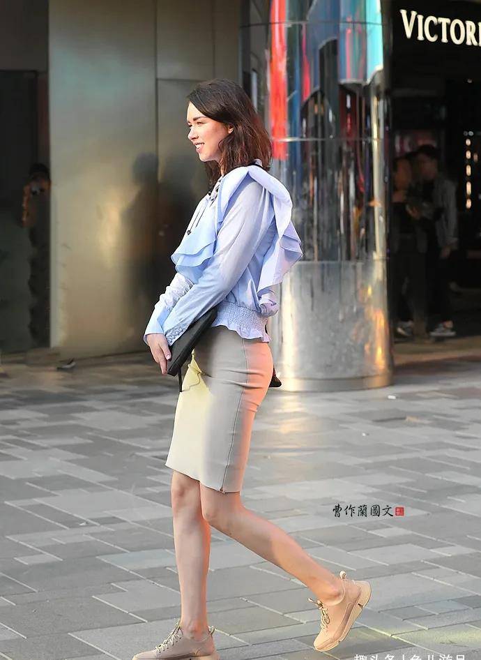 身材|街拍时尚组图：女生穿上包身裙，修身、展线条，尽显婀娜魅力身姿