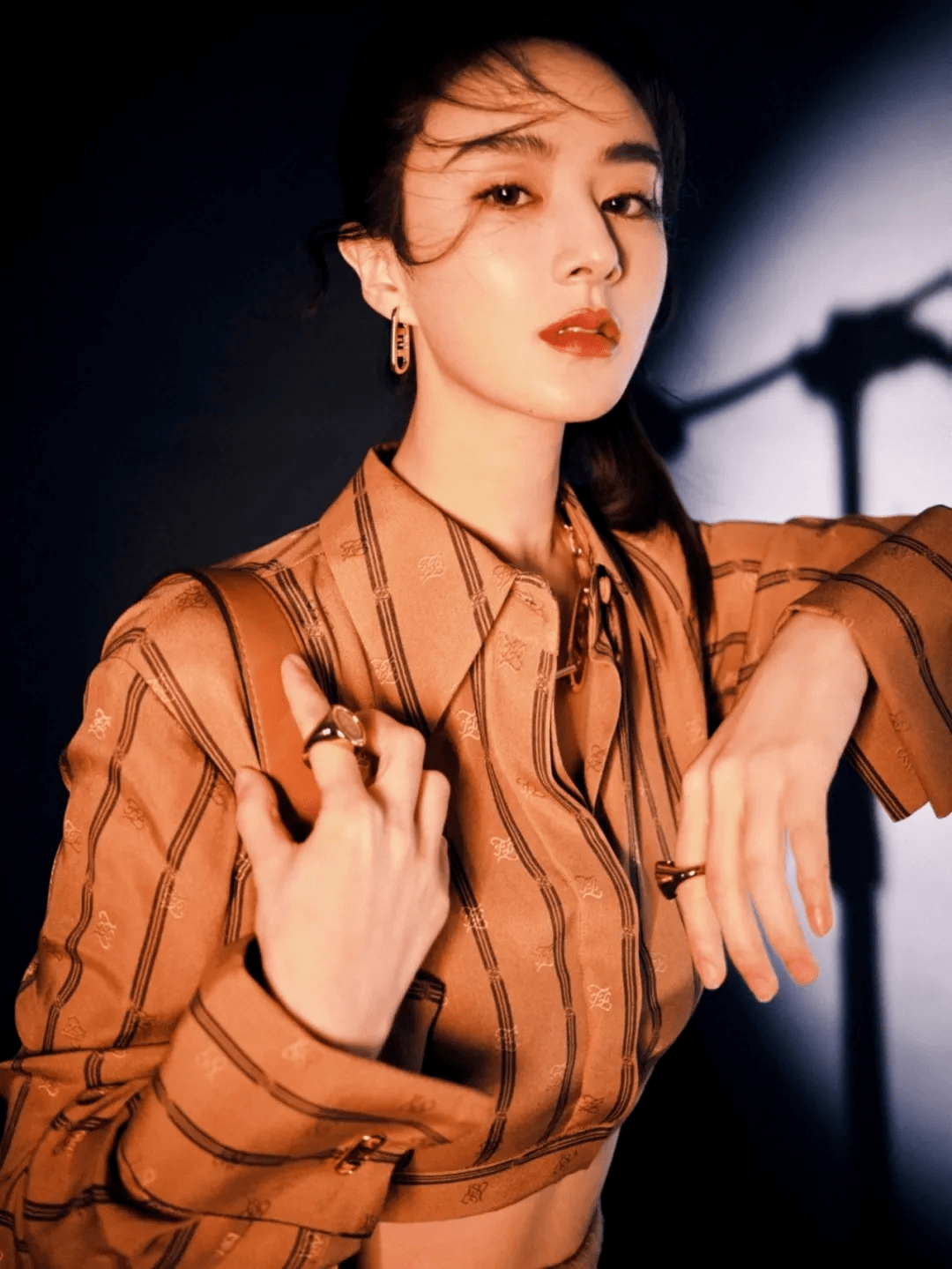 身材|薇娅真不愧是带货女王，身穿衬衫搭配高腰短裤，细腰长腿抢眼抢镜