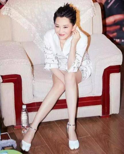 时尚|许晴扮嫩真有一套，衬衫下面缝一截“蓬蓬裙”，甜美娇俏哪像52岁
