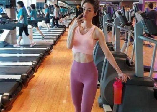 因为|90后辣妈凭照片意外走红，“马甲线”清晰可见，网友：太自律了