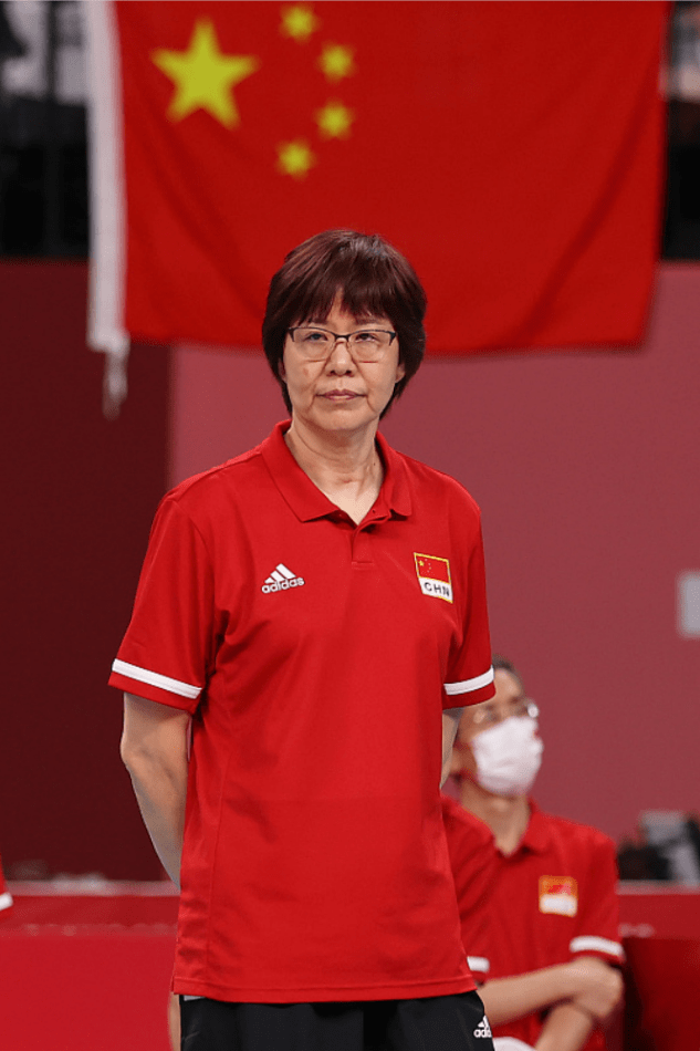 郎平|郎平即使满脸皱纹也有气质，把运动装穿出霸气感，眼神凌厉有气场