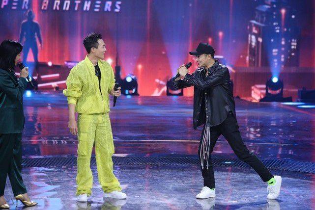 色调|男人穿黑色真有气质，印小天一身黑也帅气，没被旁边的杜淳比下去