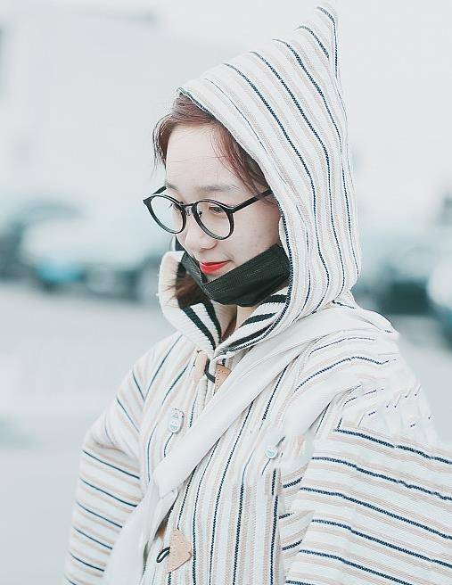 女孩子|李子璇穿日系风格出行，海军领大衣裙青春靓丽，造型简直太可爱