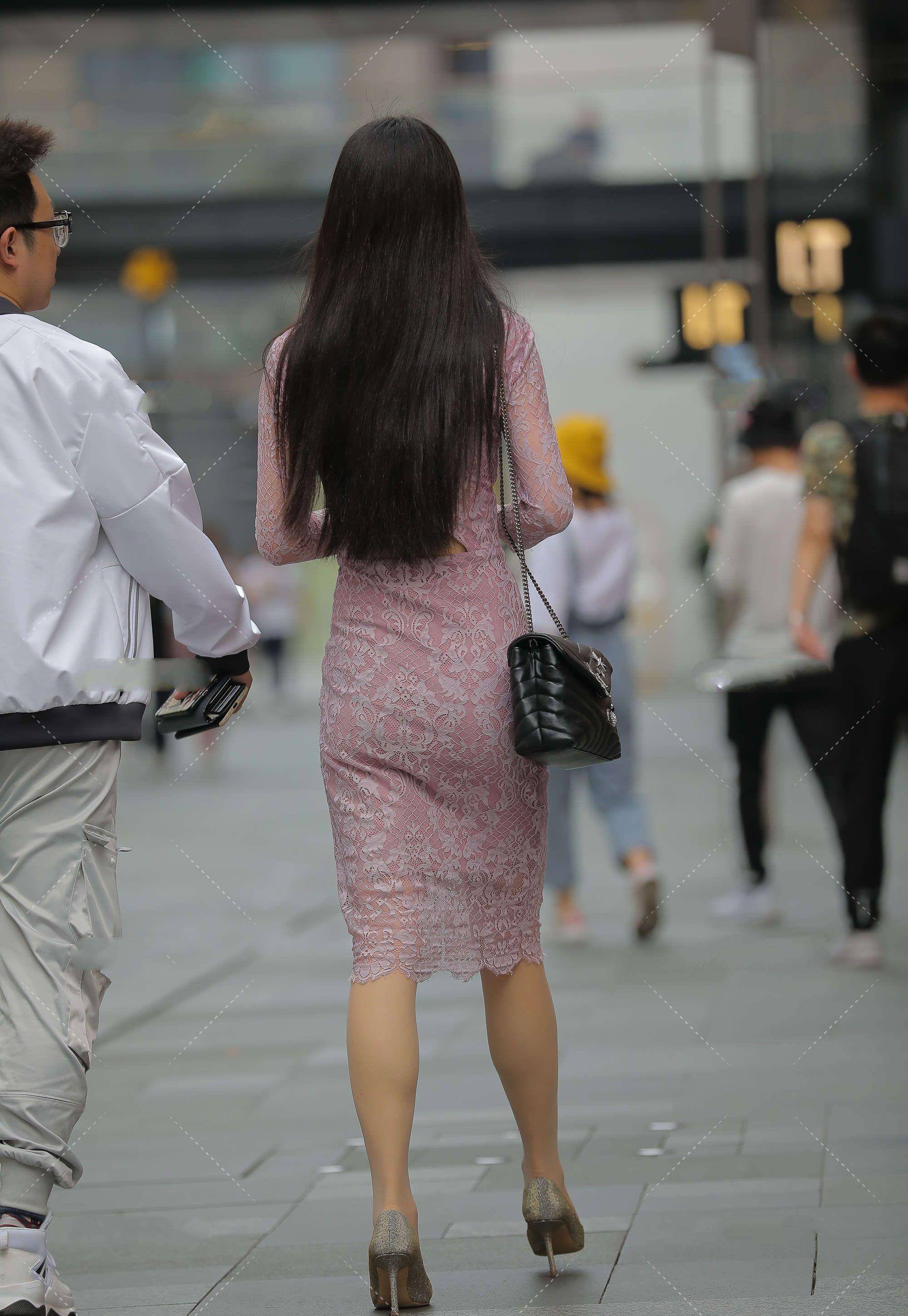 颜色|镂空修身长裙，穿身上尽显优雅，选择优雅长裙的小技巧