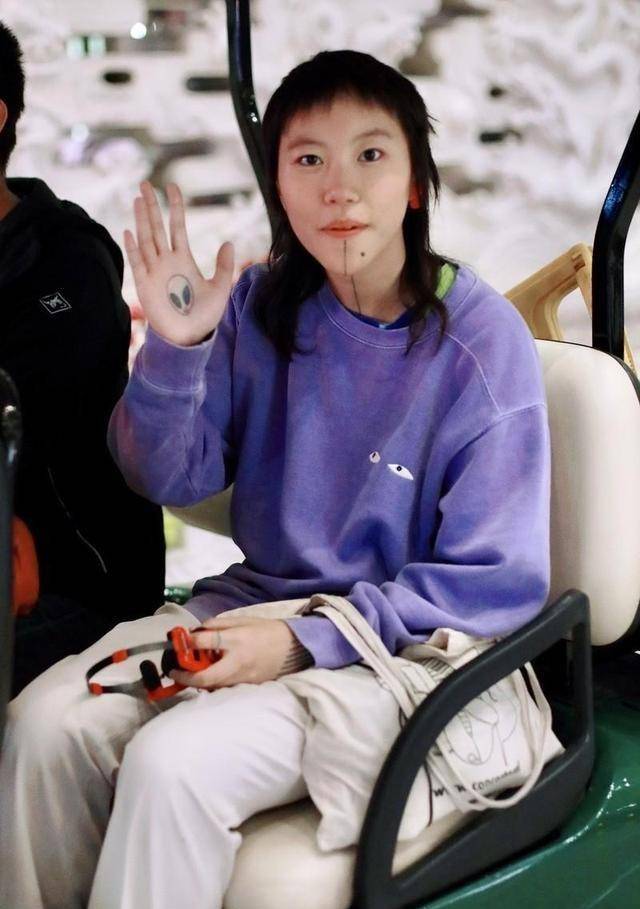 卫衣|窦靖童太个性！卫衣穿大一号，裤子拖地走机场，“水母头”真张扬