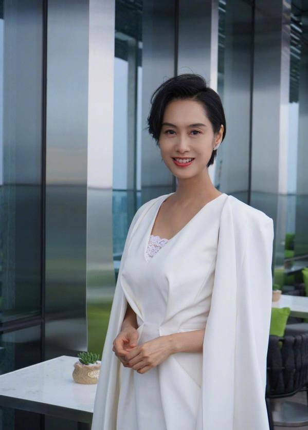 进行|无修镜头下的朱茵也老了，黑眼圈看着有点重，灵气都看不见了