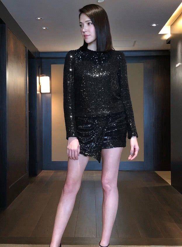黑色|许玮甯真是敢穿，一袭黑色修身裙开叉到腰，雪白美腿一览无余