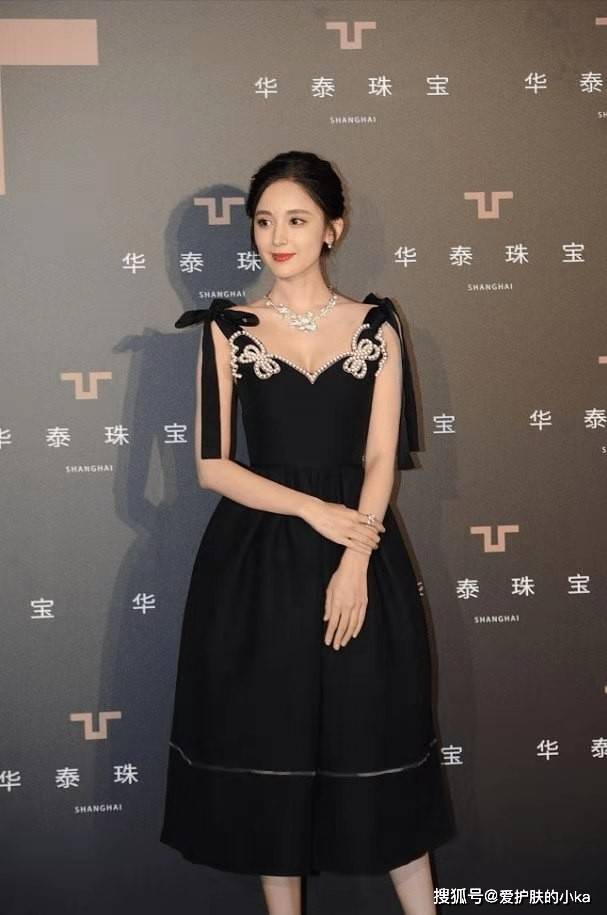 真会|29岁古力娜扎精致又洋气，172cm穿珍珠小黑裙好显气质，真会打扮