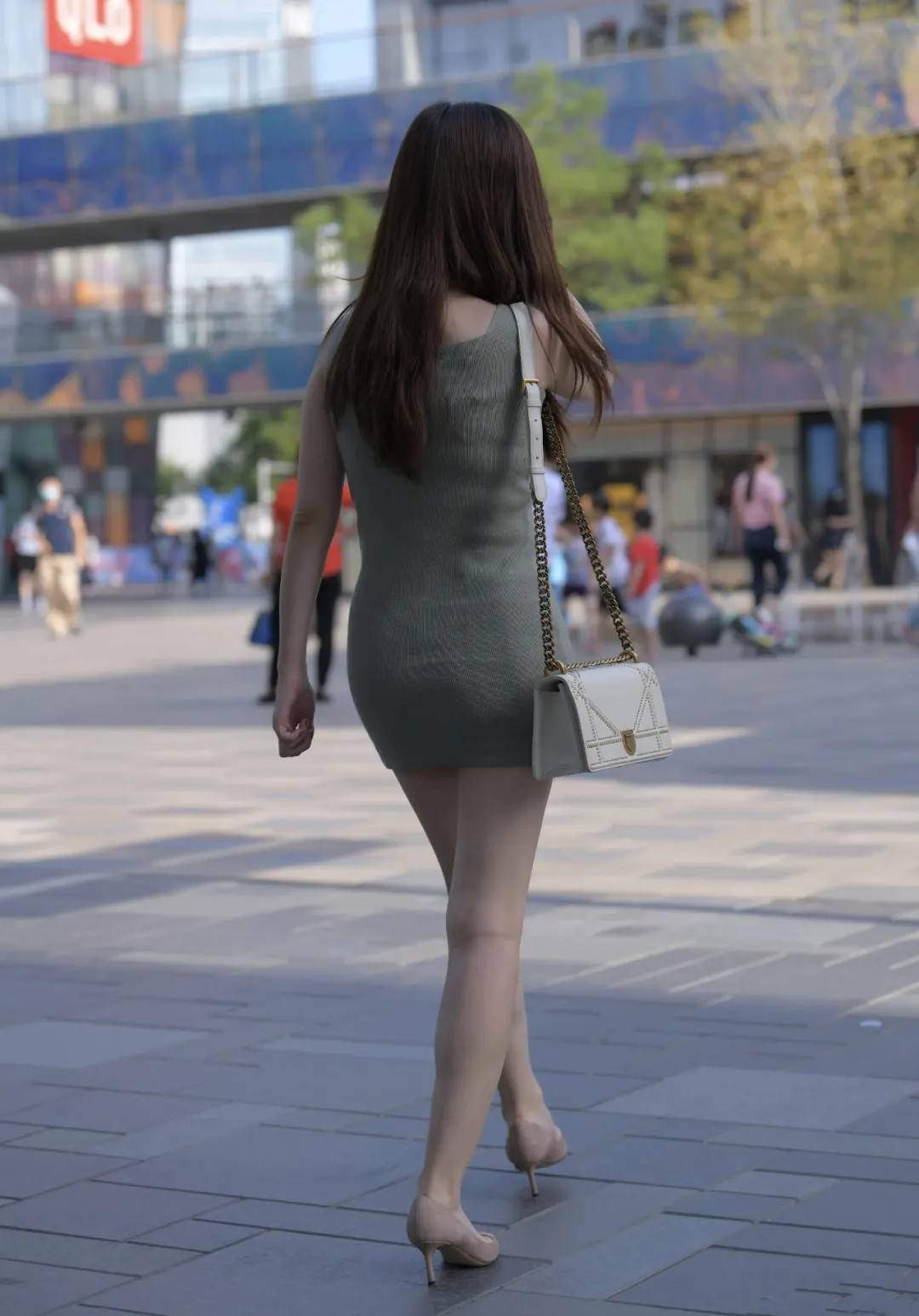 样式|时尚有型的高跟鞋，搭配修身连衣裙，温柔迷人又显气质