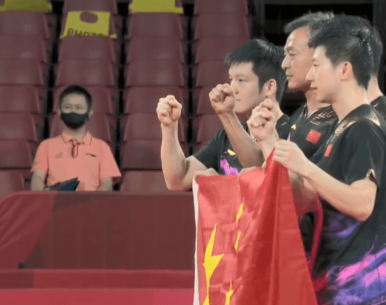 马龙加冕奥运会5金王,国乒4人手拿国旗握拳庆祝