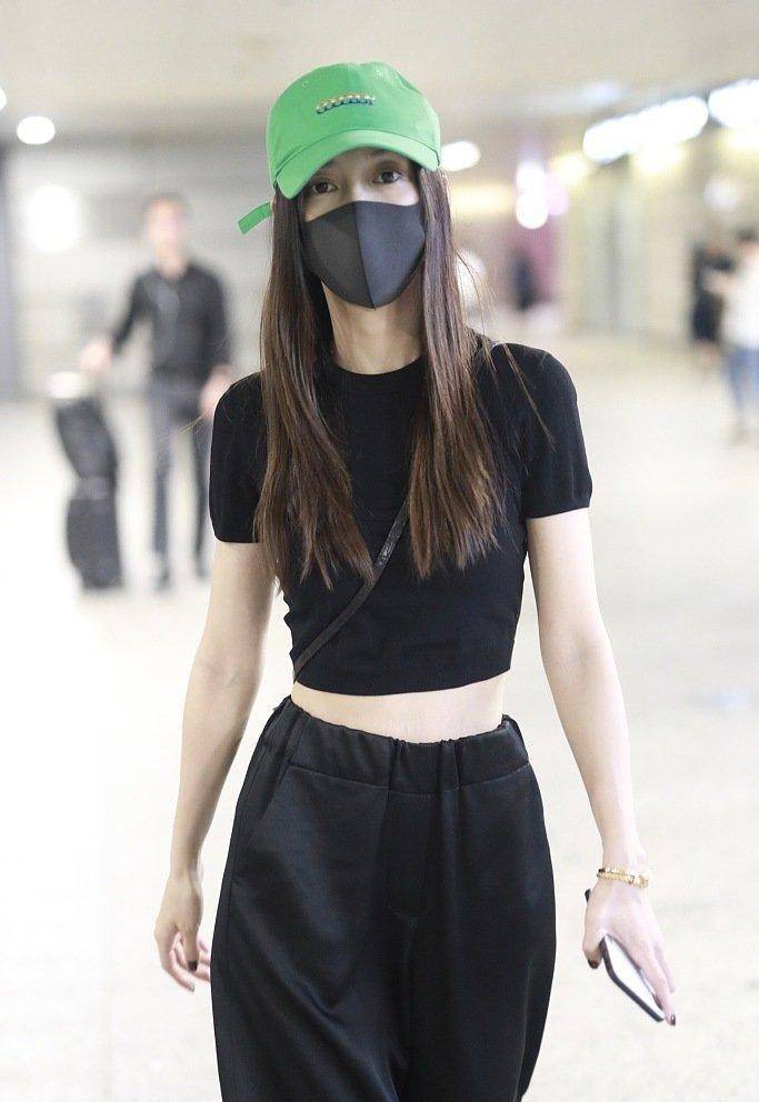 黑色|杨颖挺会搭配的，一身“海军装”配报童帽，在黄晓明身边真小女人