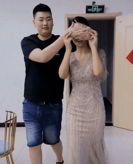 整体|大衣哥儿子为爱妻高调庆生，儿媳穿深v镶钻礼服亮相，身材够婀娜