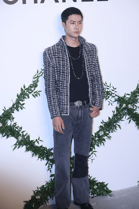 黑色|王一博生图和精修图差别挺大，感觉脸胖了一圈，但穿搭依旧在线