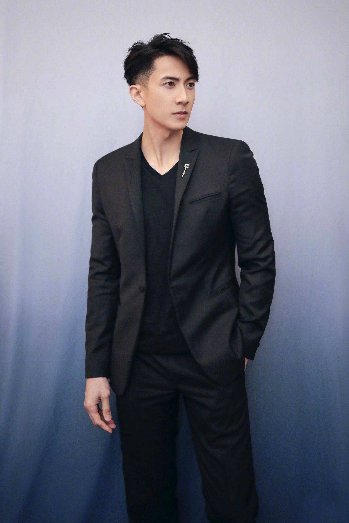 腹肌|吴尊靠身材也能上热搜，八块腹肌很强悍，42岁这发量令人羡慕