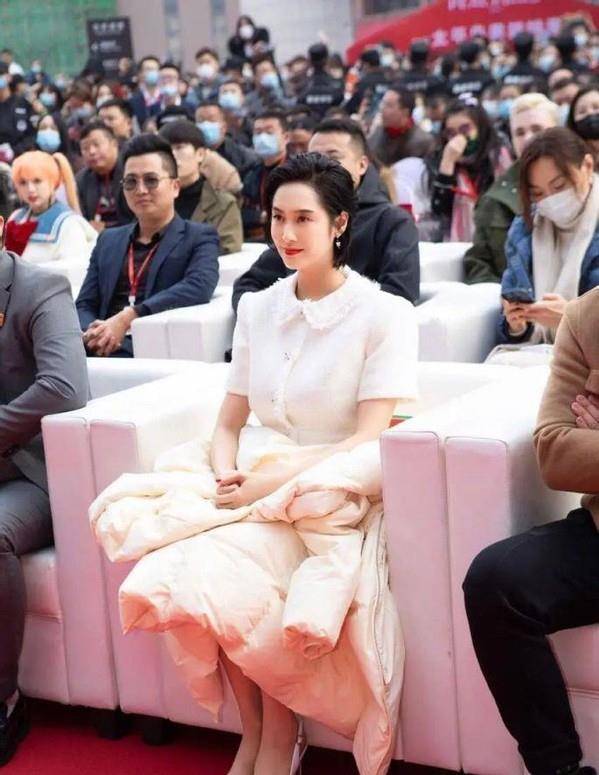 进行|无修镜头下的朱茵也老了，黑眼圈看着有点重，灵气都看不见了