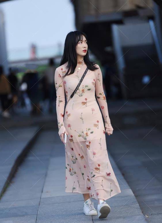 身材|小白鞋搭配修身碎花裙，优雅时尚，满满的青春少女感