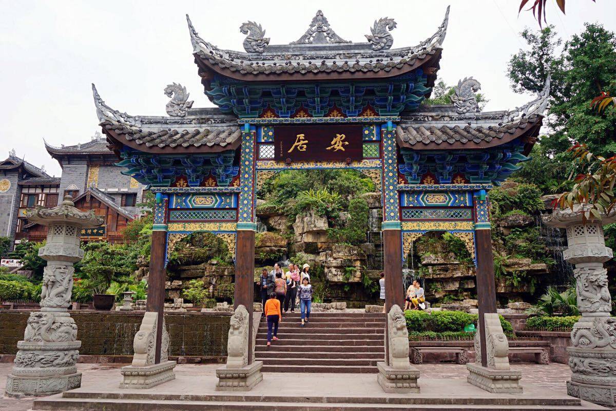 同时,安居古城景区的旅游配套设施也在不断完善,旨在为游客的旅游体验