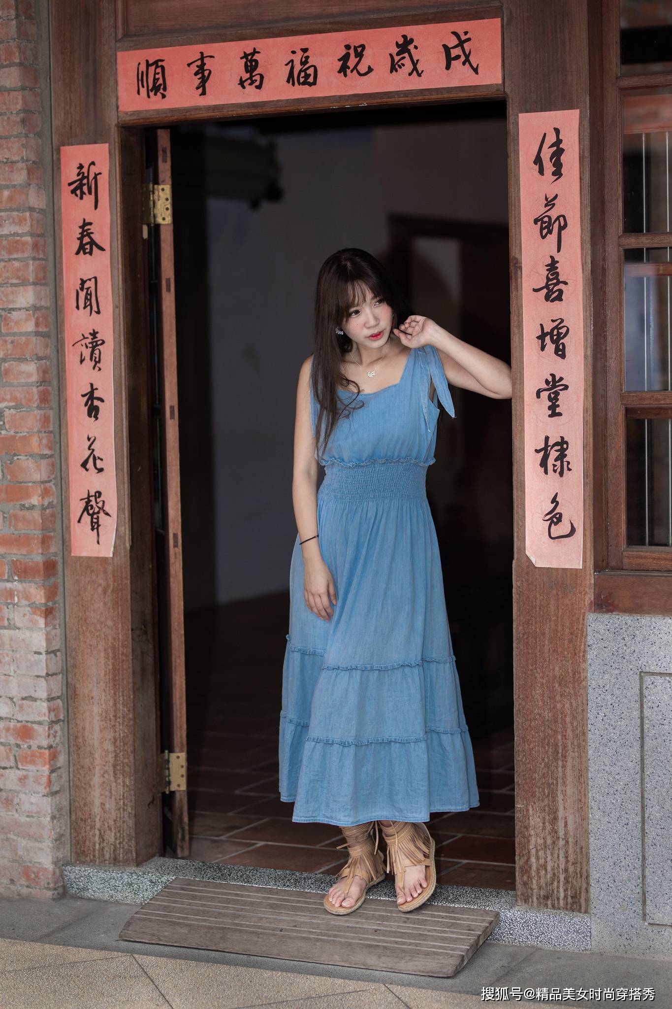 线条美|浅蓝色的牛仔无袖连衣裙,搭配一双个性时尚的凉鞋,简约优雅