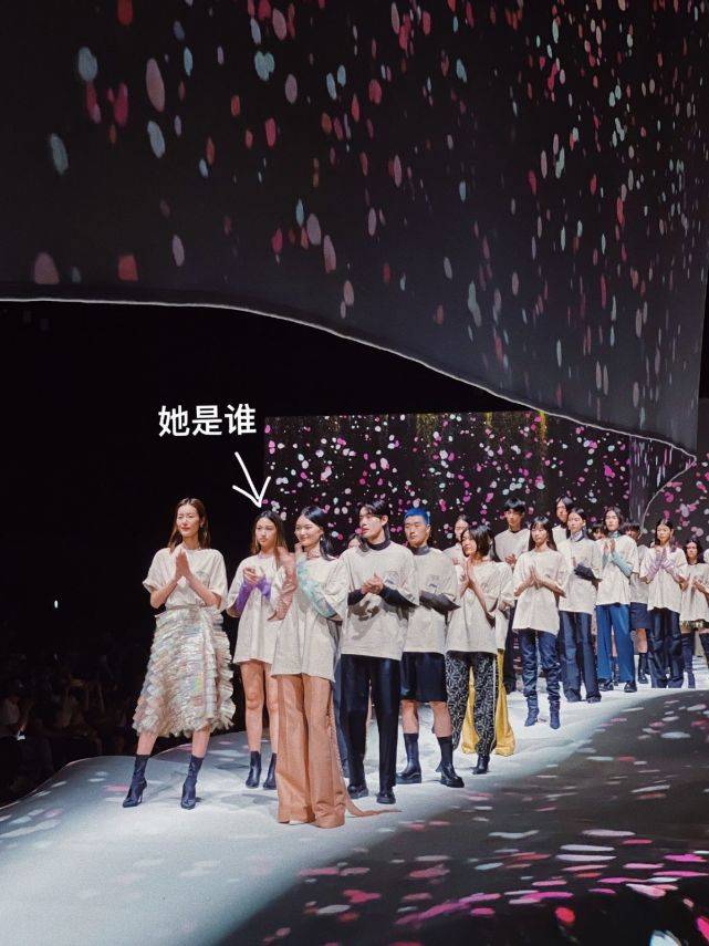 任达华|任达华女儿正式出道！和刘雯走秀摆臭脸，颜值一般穿国货却超美