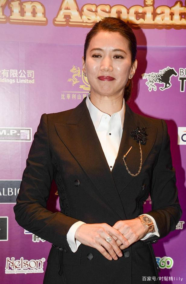 颜色|袁咏仪真的会保养，快奔五了仍然不失风度，干练西装英气飒爽