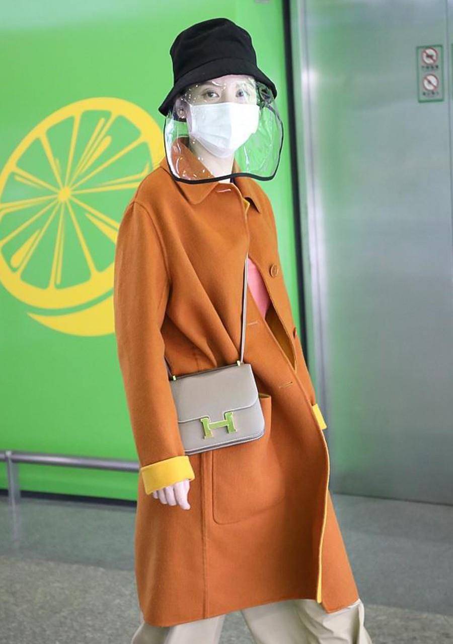 防护|张萌机场防护有奇招！大衣搭阔腿裤包裹严实，头挂塑料面膜真惹眼