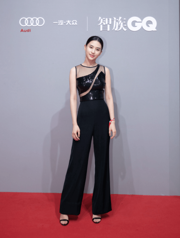 亮片|何超莲不愧是豪门千金，穿着一件薄纱亮片上衣配阔腿裤，高级洋气