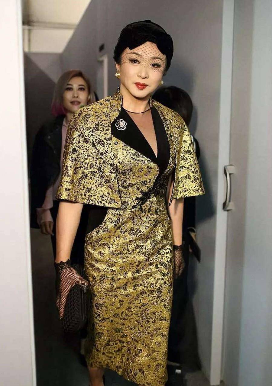 设计|金星越来越敢穿，斗篷旗袍被撑得好满，细腰翘臀哪能看出是60后