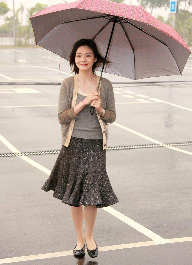 身材|大S的身材越来越好了,穿开叉裙秀大长腿,修长笔直还有肉