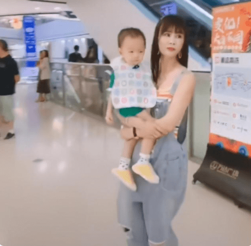 拍奶奶的网红 f6fedafcabb74d3ea8023e8b359f2e98.png